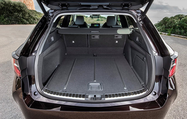 Toyota Auris Touring Sports Kombi Hybrid s otvoreným batožinovým priestorom